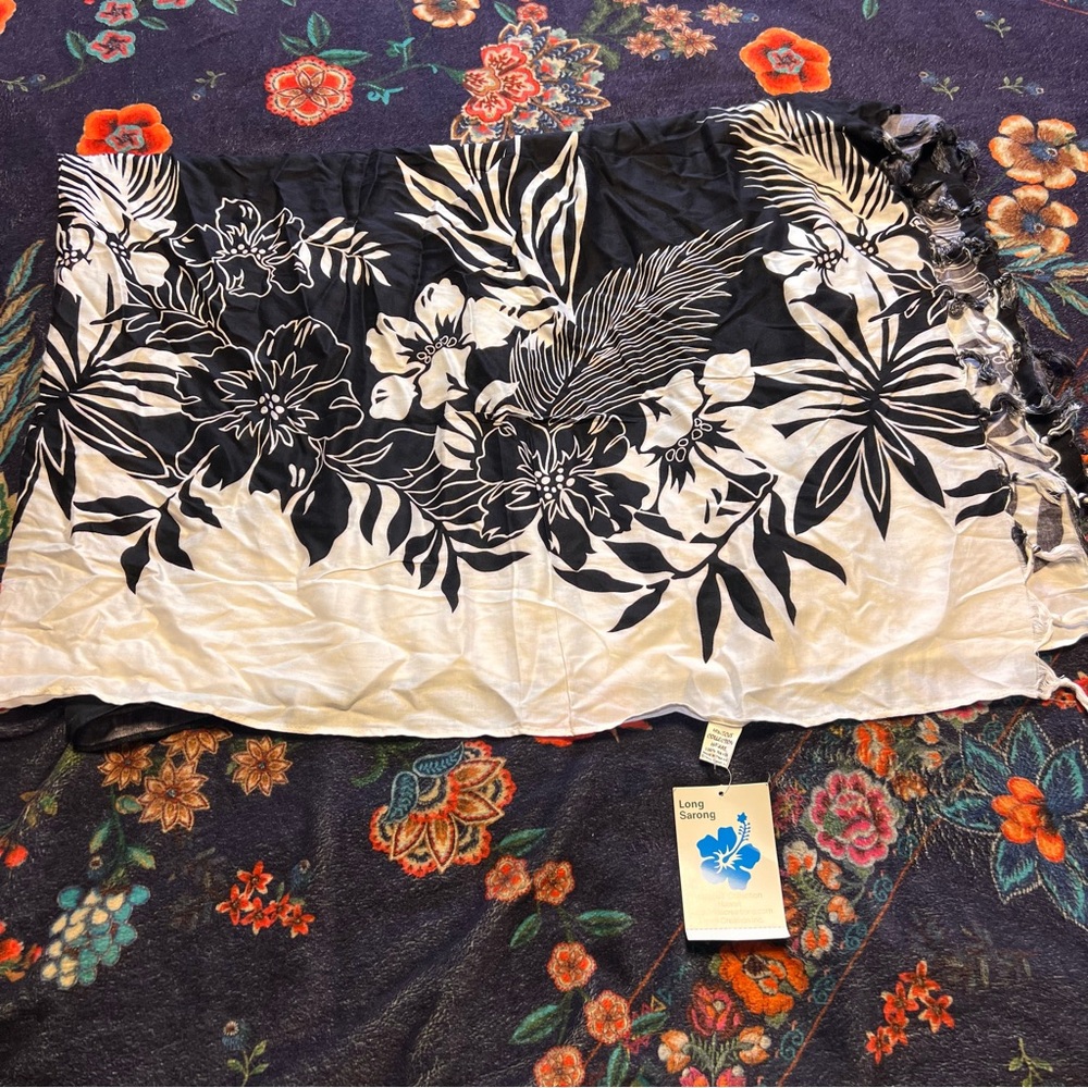 Black and White Floral sarong NWT Hawaiian creations